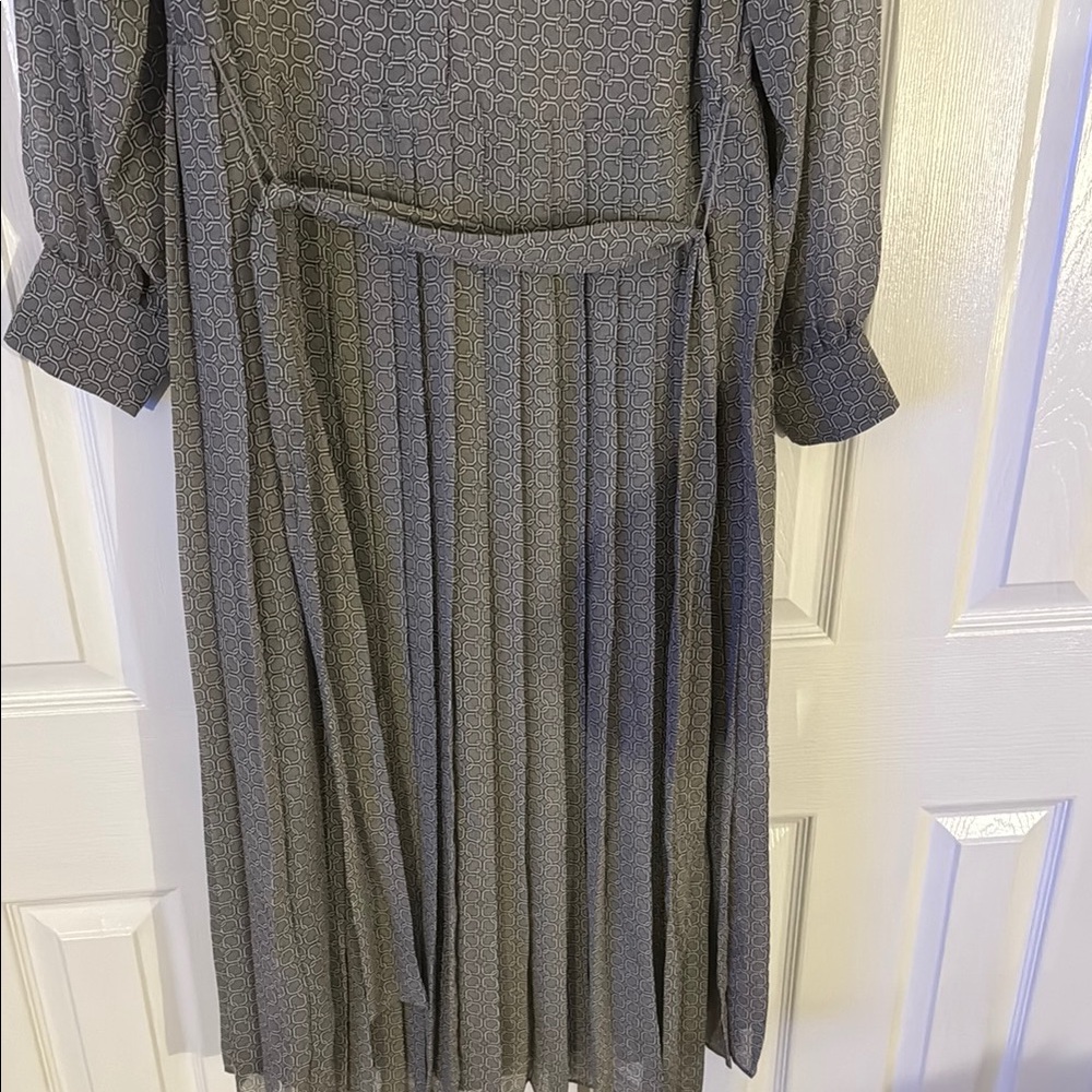 Chic Gray Patterned Button-Up Dress - Picture 5 of 10